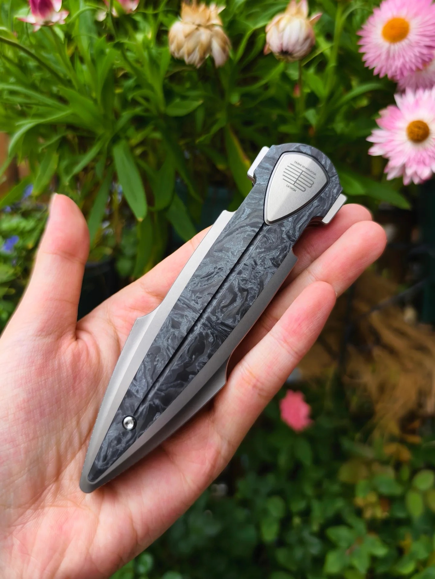 Bestech Knives 预热 IKA DAGGER：采用 M390 钢和碳纤维的剑形折刀