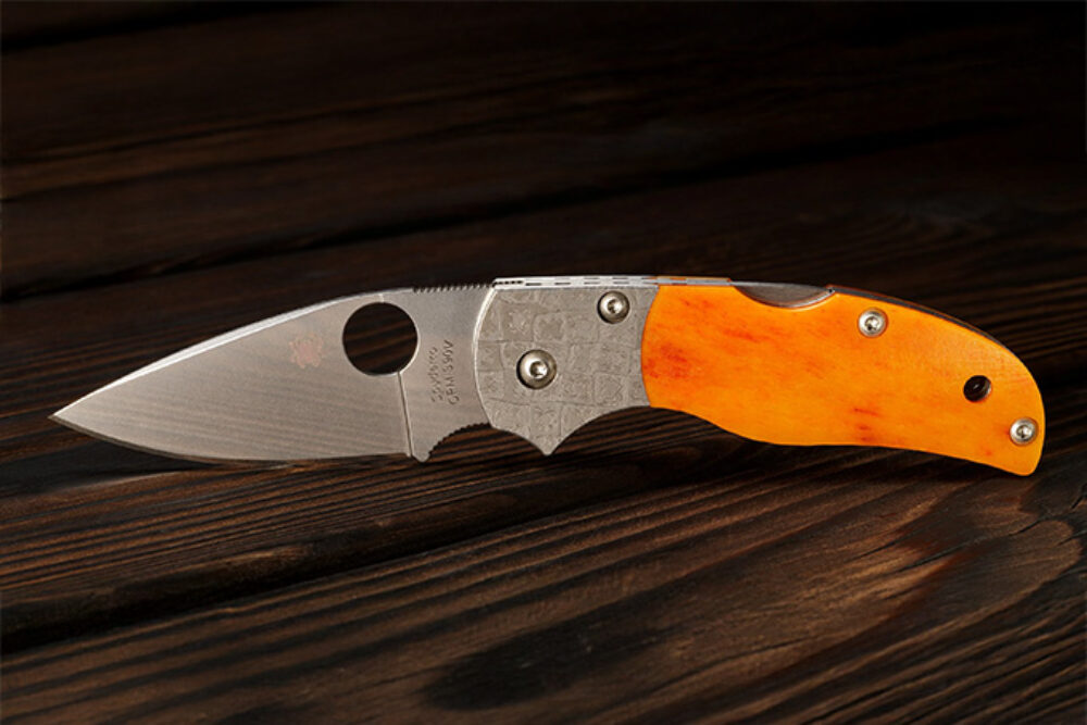 Spyderco Native 5 50周年纪念版琥珀骨柄：售价1200美元的限量版，配马赛克大马士革护手