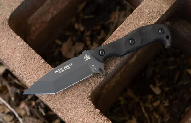 Silent Hero 4 Tanto in hand